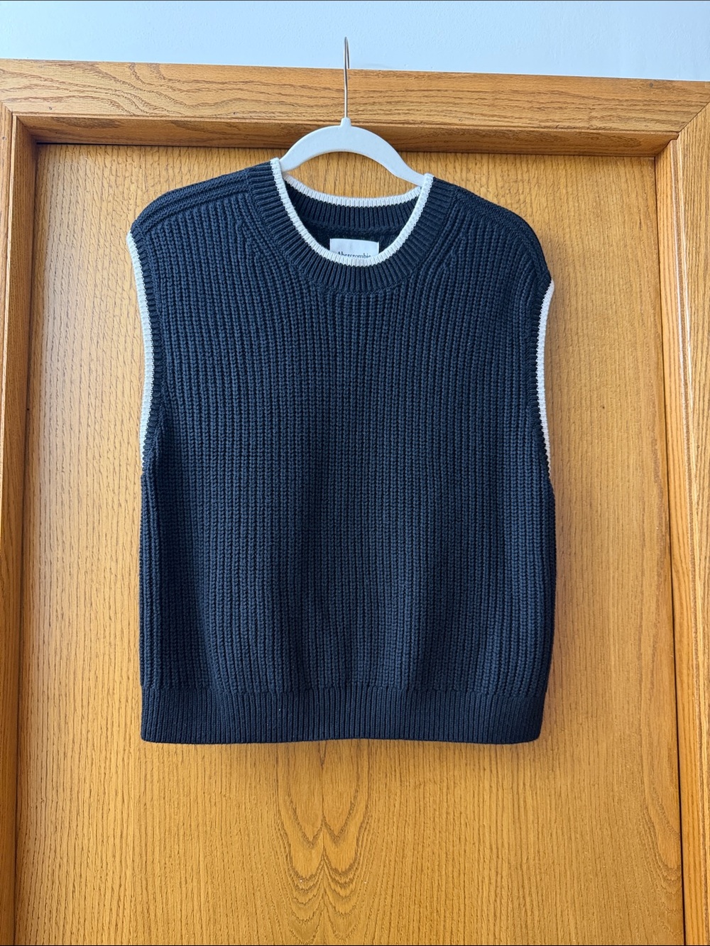 Women’s  Knit Sleeveless Sweater with Contrast Trim